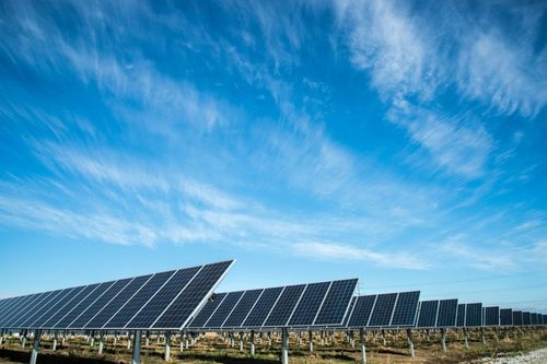 के बारे में नवीनतम कंपनी समाचार IRENA: सौर पीवी 2030 निवेश लक्ष्यों को पूरा करने के रास्ते पर एकमात्र तकनीक है